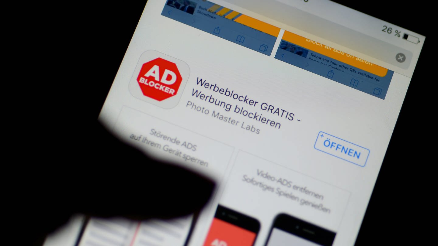 Die App «AdBlocker» wird am 15.11.2016 in Berlin auf dem Display eines Smartphones angezeigt. Auf YouTube könnte der AdBlocker bald nicht mehr funktionieren. (Foto: dpa Bildfunk, picture alliance / dpa | Monika Skolimowska)