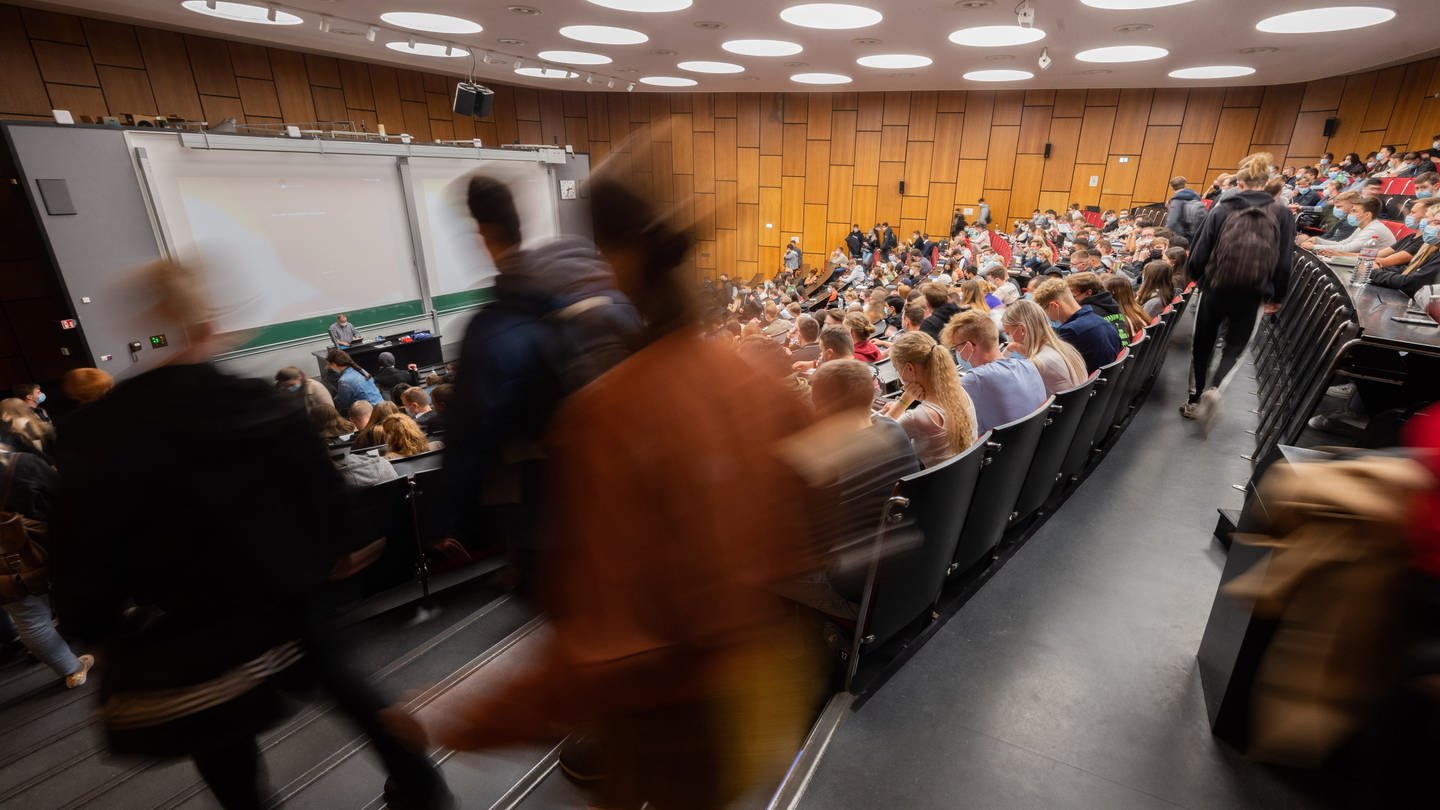 Studierende in einem Hörsaal. In Rheinland-Pfalz gibt es viel weniger Studiengänge mit Zulassungsbeschränkung als im Vergleich mit ganz Deutschland. (Foto: dpa Bildfunk, picture alliance/dpa | Julian Stratenschulte)