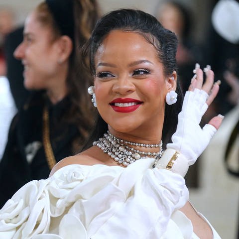 Rihanna winkt bei der MET Gala 2023. (Foto: IMAGO, ABACAPRESS)