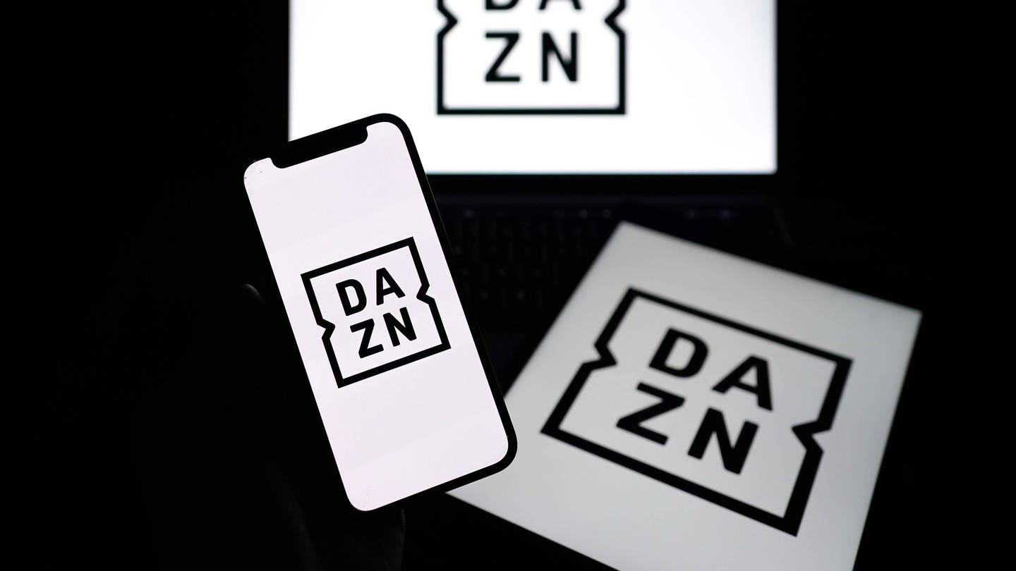 Auf mehreren Geräten ist das Logo von DAZN zu sehen. (Foto: IMAGO, IMAGO / PA Images)