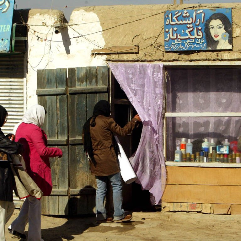 Schönheitssalon in Afghanistan: In einem Monat müssen alle Schönehitssalons schließen (Foto: IMAGO, IMAGO / Xinhua)