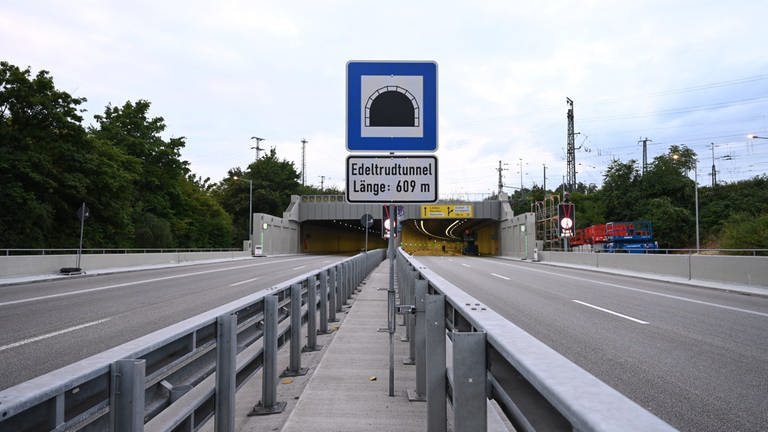 Südtangente in Karlsruhe und Einfahrt in den Edeltrudtunnel. (Foto: Pressestelle Stadt Karlsruhe, Tanja Meißner)