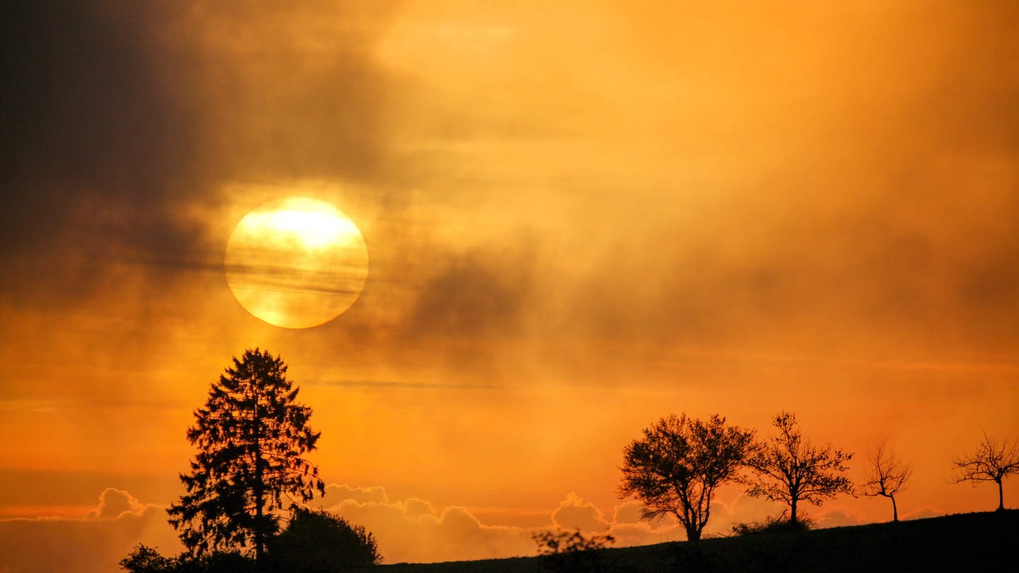 Wolken verdunkeln die Sonne beim Sonnenaufgang. (Foto: dpa Bildfunk, picture alliance/dpa | Thomas Warnack)