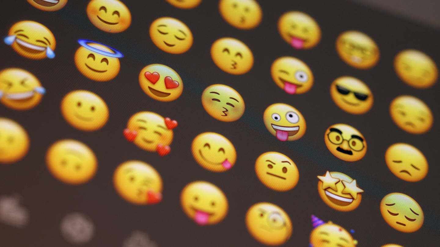 Emojis auf einem Handybildschirm (Foto: dpa Bildfunk, IMAGO / Rene Traut)