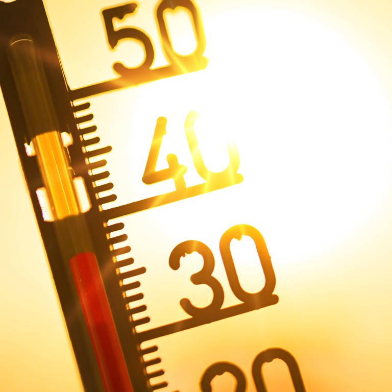 Thermometer bei über 30 Grad Celsius vor der Sonne, Symbolfoto Hitzewelle (Foto: dpa Bildfunk, IMAGO / Christian Ohde)