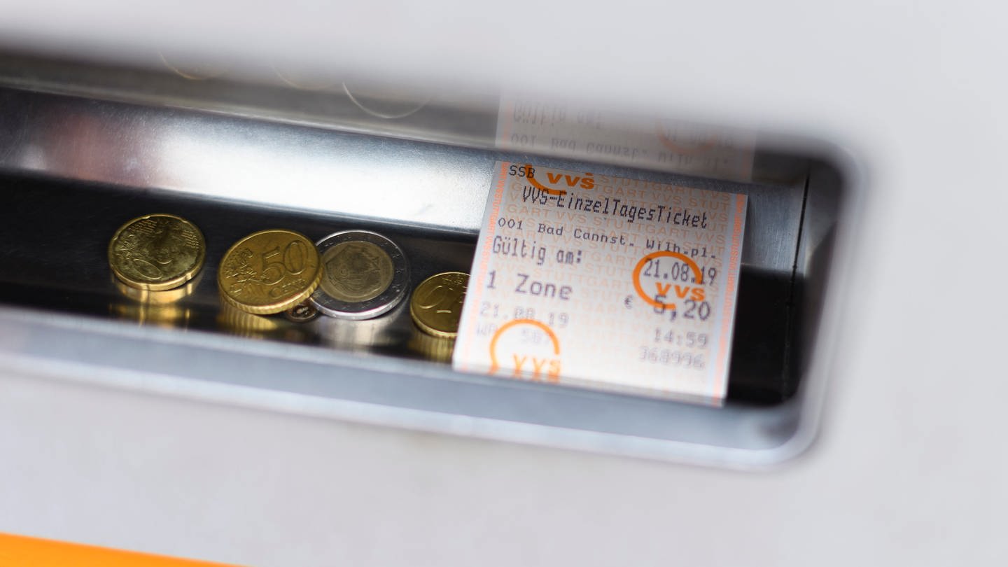 Ein VVS-Einzel-Tagesticket liegt in einem Ticketautomat. -  Ab September werden die Preise erhöht. (Foto: dpa Bildfunk, picture alliance/dpa | Edith Geuppert)