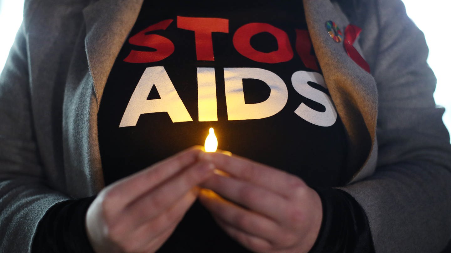 Frau trägt ein Shirt mit Stop Aids (Foto: dpa Bildfunk, picture alliance/dpa | Yui Mok)