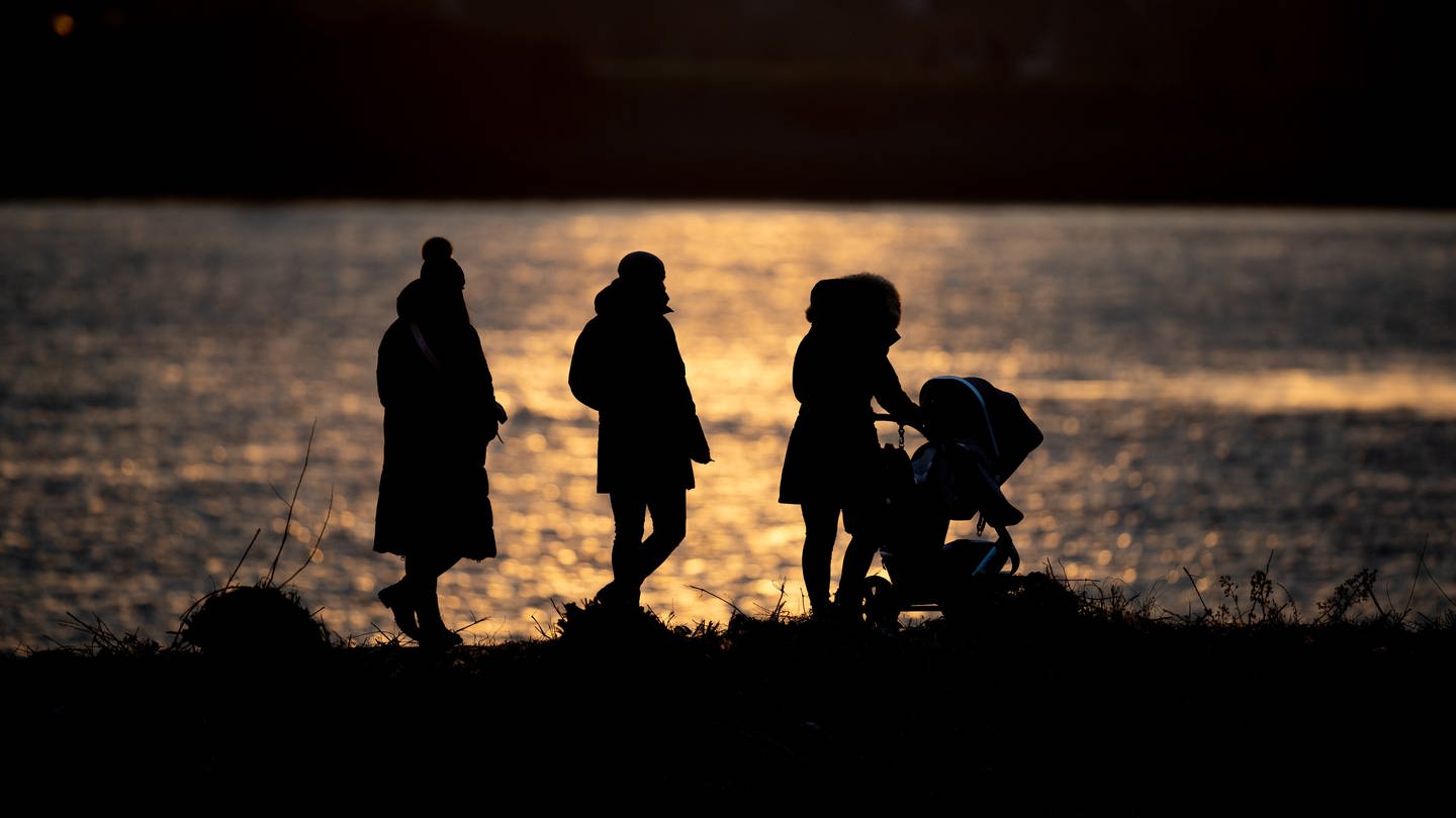 Eine Familie ist bei sonnigem Wetter am Anleger Teufelsbrück unterwegs. (Foto: dpa Bildfunk, picture alliance/dpa | Daniel Reinhardt)