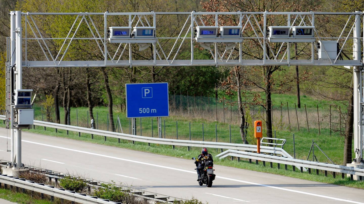 Motorradfahrer auf einer Autobahn (Symbolbild) (Foto: dpa Bildfunk, picture alliance / dpa | Holger Hollemann (Symbolbild))