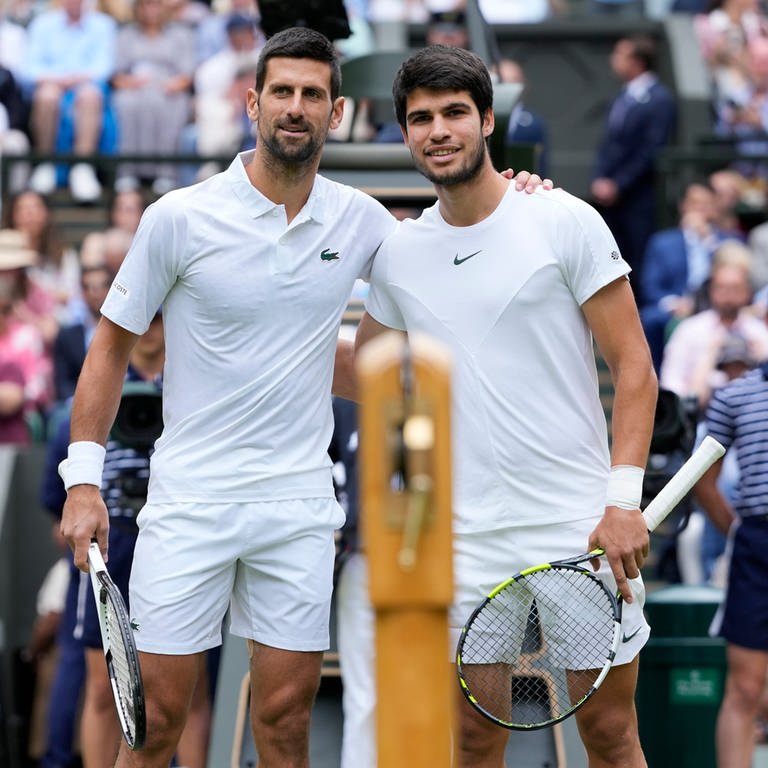 Novak Djokovic und Carlos Alcaraz im Wimbledon-Finale (Foto: dpa Bildfunk, picture alliance/dpa/AP | Kirsty Wigglesworth)