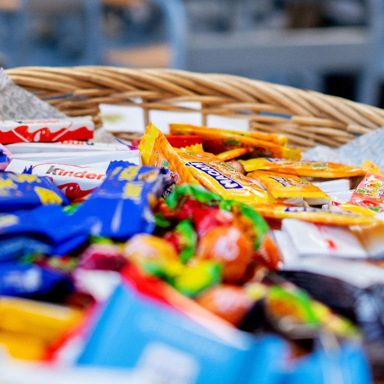 Ein Korb mit Süßigkeiten steht auf einem Tisch. (Foto: dpa Bildfunk, picture alliance/dpa | Hauke-Christian Dittrich)