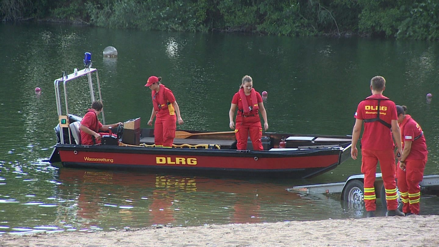 Mitarbeiter der DLRG suchen auf einem Badesee nach einem Vermissten. Bei Wangen im Allgäu ist ein 20-Jähriger in einem See ertrunken. (Foto: dpa Bildfunk, picture alliance/dpa/tv-niederrhein | Guido Schulmann)