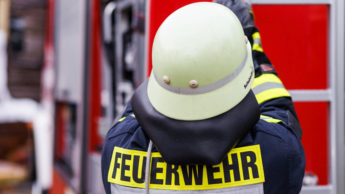 Ein Feuerwehrmann vor einem Feuerwehrauto: In Leonberg haben Mitglieder der Freiwlligen Feuerwehr Nazi-Parolen durch die Lautsprecher des Feuerwehrautos durchgesagt. (Foto: dpa Bildfunk, picture alliance/dpa | Philipp von Ditfurth)