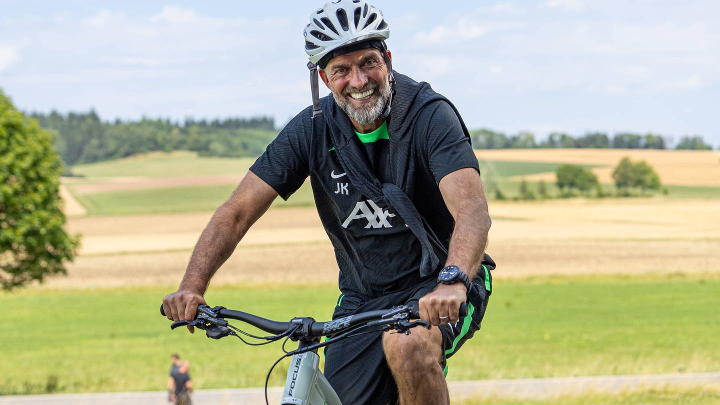 Liverpool-Trainer Jürgen Klopp auf dem Fahrrad während des Trainingslagers in Donaueschingen. (Foto: IMAGO, Propaganda Photo)