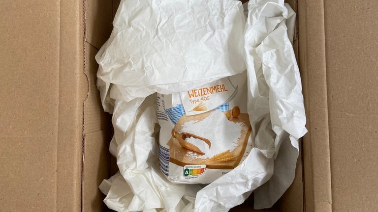 Paket mit einer Packung Mehl: Die Polizei Trier warnt vor Betrüger auf Kleinanzeigen. Statt Handys wurde Mehl verschickt (Foto: Polizei Trier)