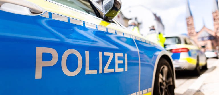 Zwei Einsatzfahrzeuge der Polizei stehen am Straßenrand. Seit letzten Donnerstag wird eine 15-Jährige aus Frankenthal in Rheinland-Pfalz vermisst. (Foto: dpa Bildfunk, picture alliance/dpa | Philipp von Ditfurth)