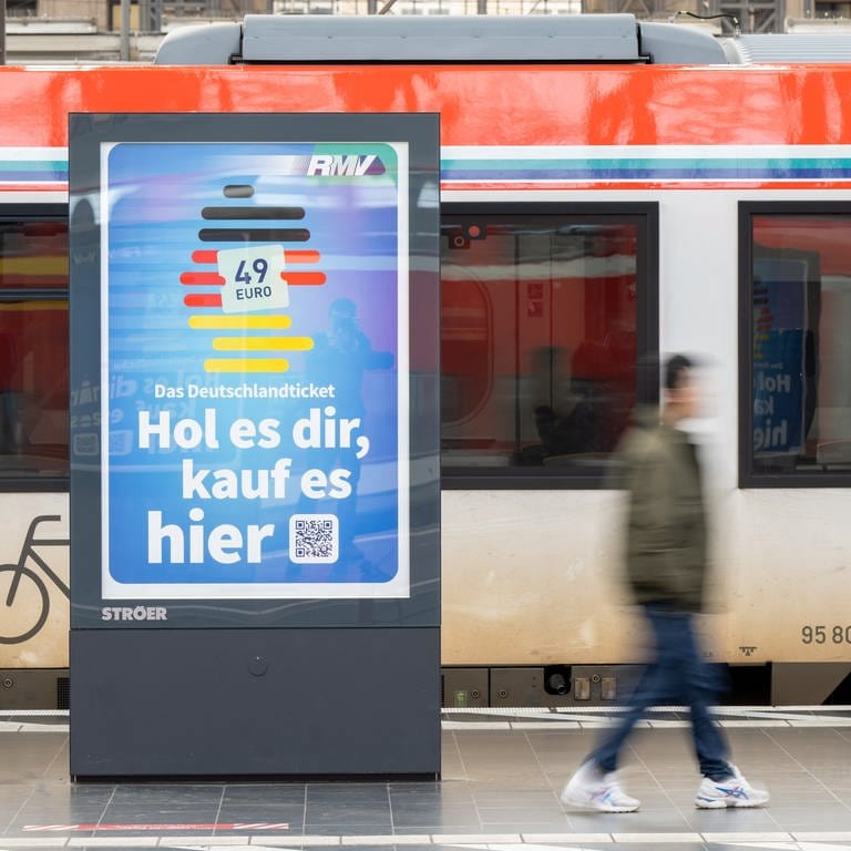 Eine Anzeige wirbt für das Deutschlandticket bzw. das 49-Euro-Ticket. (Foto: dpa Bildfunk, picture alliance/dpa | Sebastian Gollnow)