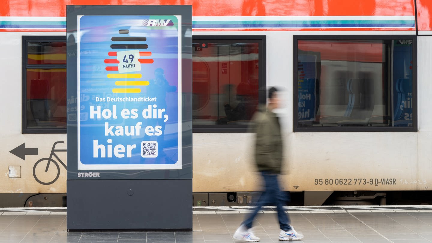Eine Anzeige wirbt für das Deutschlandticket bzw. das 49-Euro-Ticket. (Foto: dpa Bildfunk, picture alliance/dpa | Sebastian Gollnow)