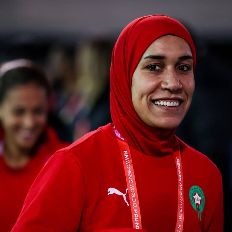 Die marokkanische Nationalspieleren Nouhaila Benzina ist die erste Frau mit Hijab, die an der WM teilnimmt. (Foto: IMAGO, IMAGO / Beautiful Sports)