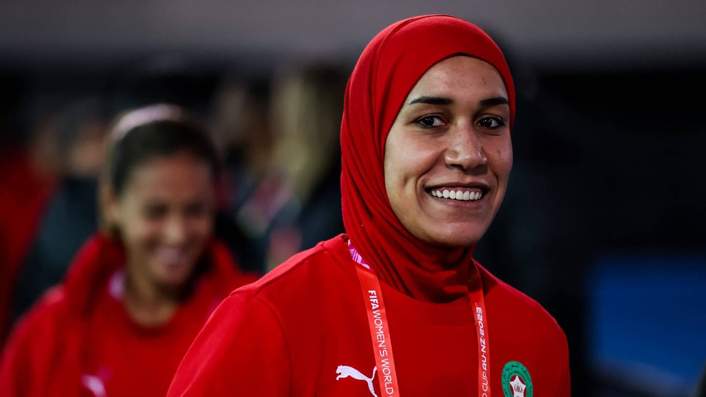 Die marokkanische Nationalspieleren Nouhaila Benzina ist die erste Frau mit Hijab, die an der WM teilnimmt. (Foto: IMAGO, IMAGO / Beautiful Sports)