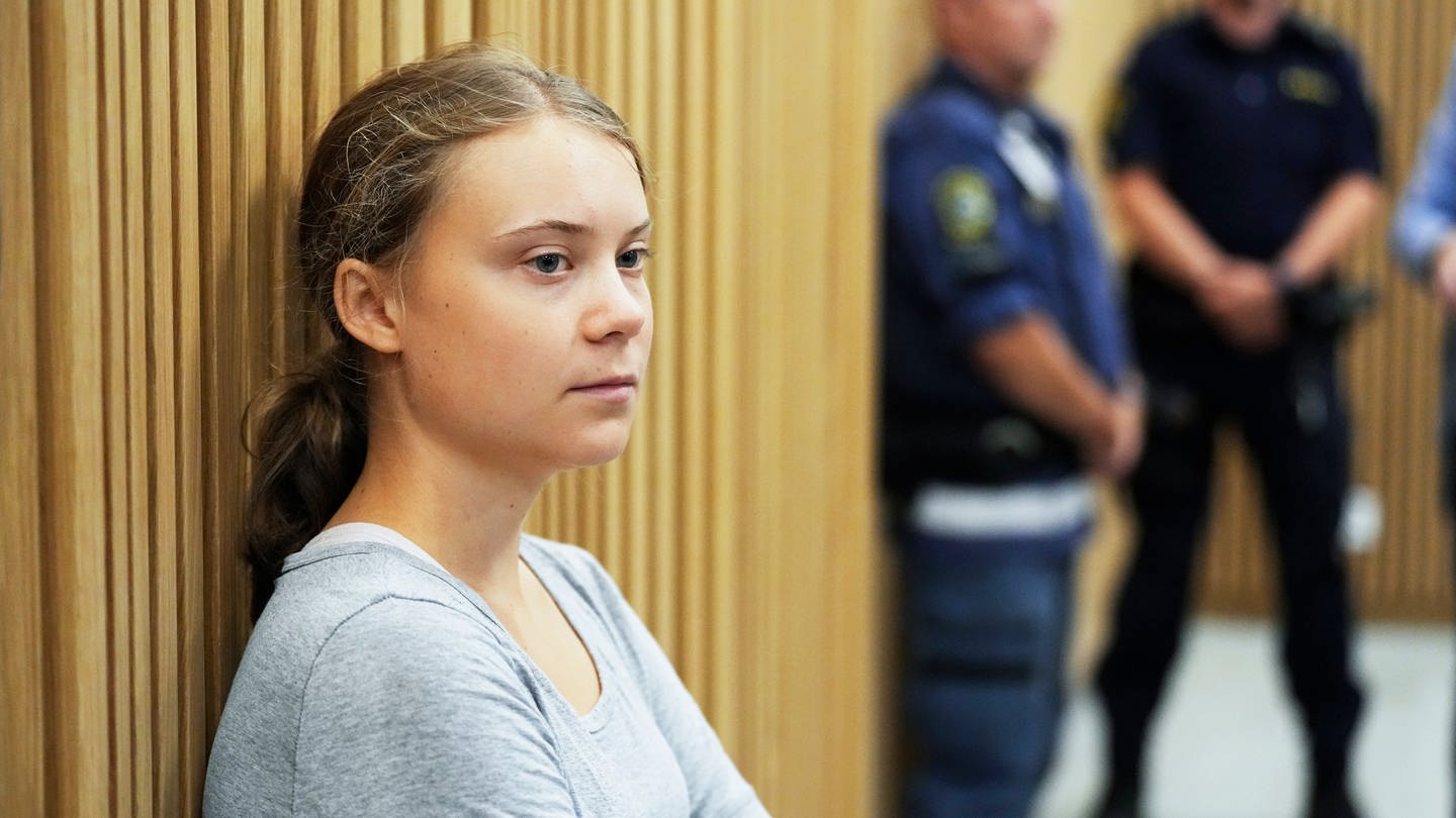 Greta Thunberg, Klimaaktivistin aus Schwden, wartet beim Gericht. (Foto: dpa Bildfunk, picture alliance/dpa/AP | Pavel Golovkin)