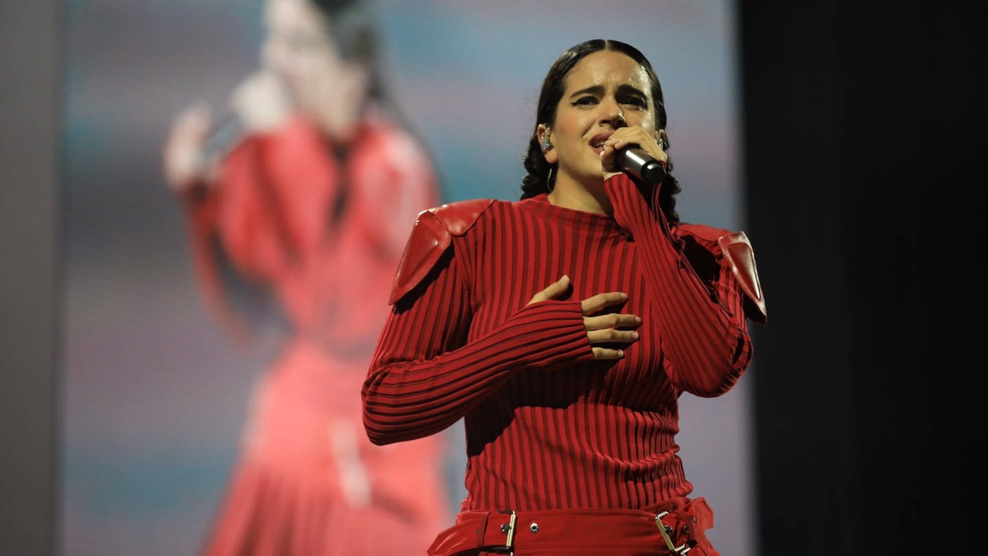 Die spanische Sängerin Rosalía singt bei ihrer Tournee 2022 auf der Bühne. (Foto: dpa Bildfunk, picture alliance/dpa/EUROPA PRESS | Álex Zea)