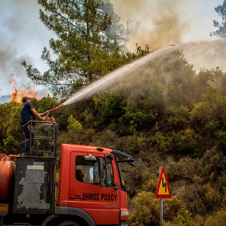 Auf der griechischen Insel Rhodos geht der Kampf mit andauernden Feuersbrünsten bereits den neunten Tag weiter. (Foto: IMAGO, IMAGO / ANE Edition)