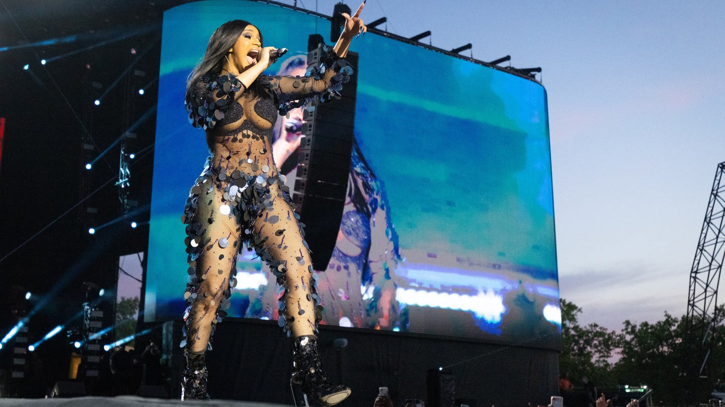 Cardi B, US-Rapperin, tritt auf einem Festival auf. Bei einem Konzert in Las Vegas hat sie ein Mikrofon auf einen Fan geworfen. (Foto: dpa Bildfunk, picture alliance/dpa/PA Wire | James Manning)
