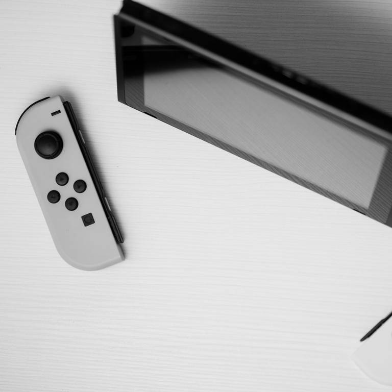 Im Bild ist die Switch von Nintendo zu sehen. Bekommen wir bald einen Nachfolger präsentiert? (Foto: Pexels / Arturo EG)