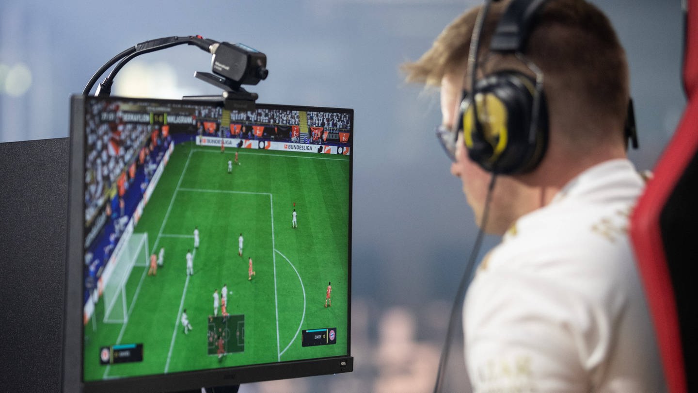 In der Virtual Bundesliga (VBL) wird FIFA bzw. EA Sports FC gezockt. Am Ende der Saison wird der Virtual-Bundesliga-Meister gekrönt. (Foto: IMAGO, IMAGO / Beautiful Sports)