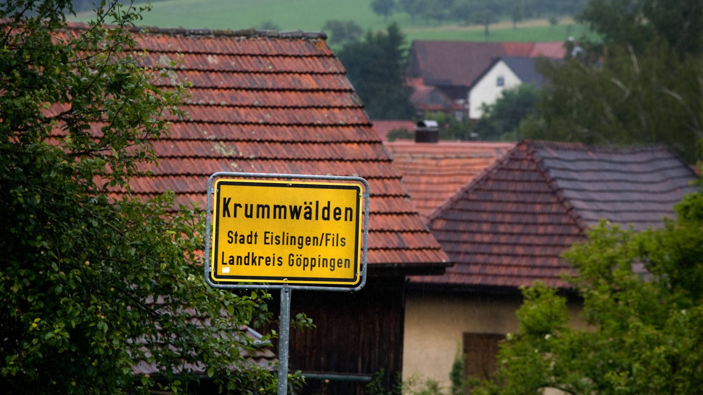 In der Region Göppingen wurden innerhalb von elf Tagen mindestens 19(!) Ortsschilder geklaut. Darunter auch das Ortsschild der Gemeinde Krummwälden. (Foto: IMAGO, IMAGO / Horst Rudel)