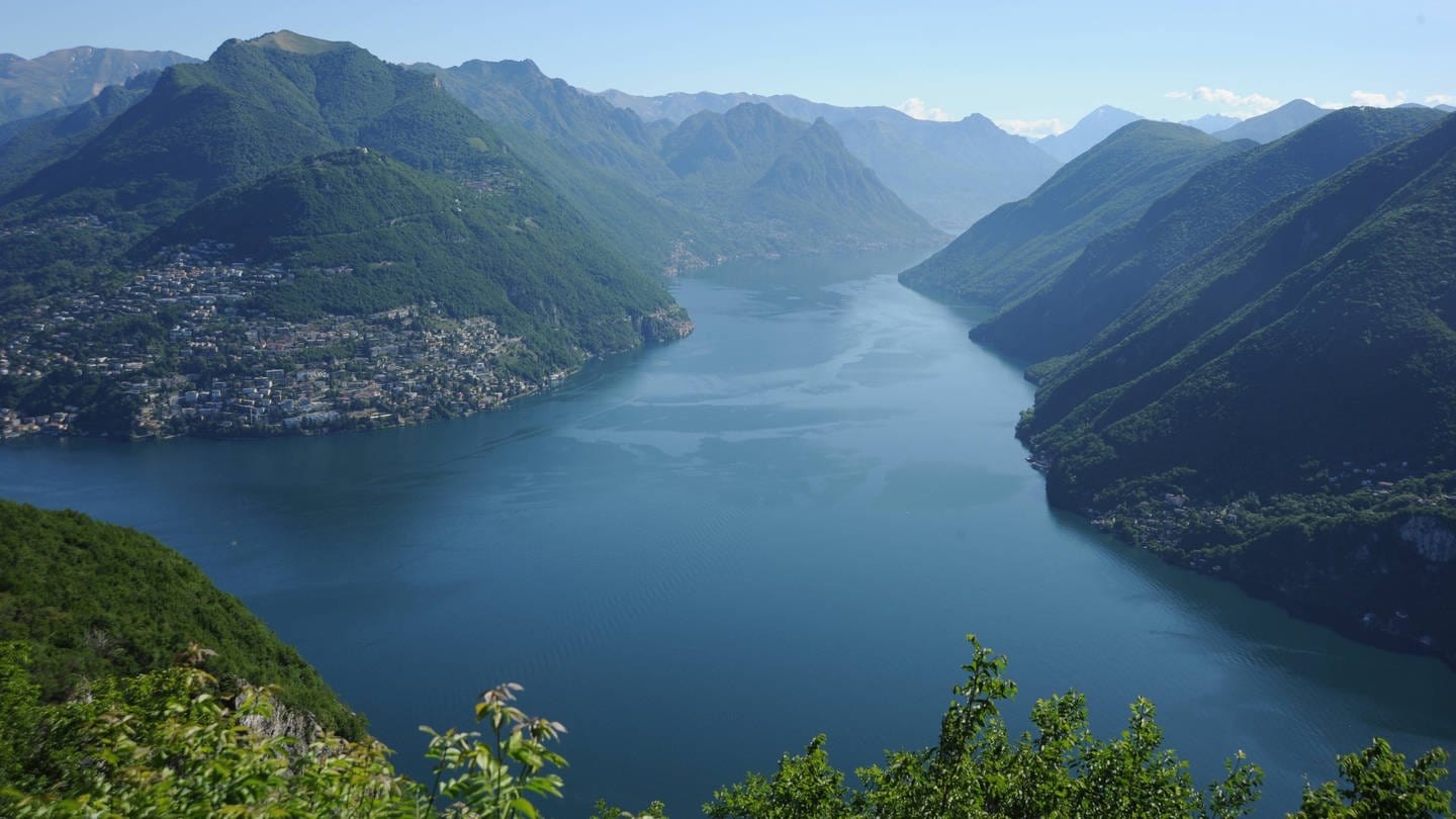 Ein Bild des Lago di Lugano. In einem Ort in der Nähe sollen die deutschen Touristen die Statue zerstört haben (Foto: IMAGO, IMAGO / Stefan Schwenke)