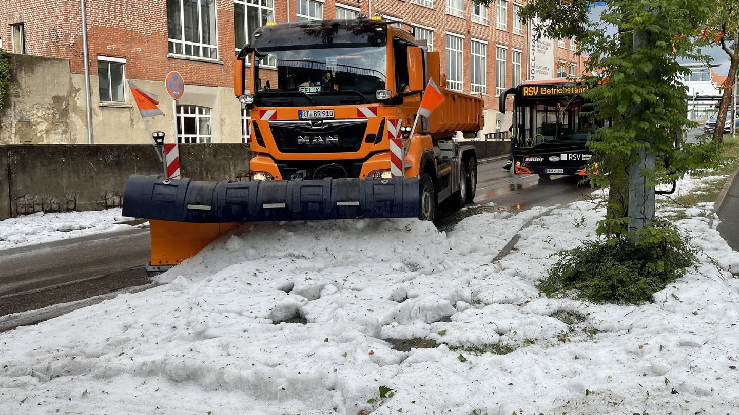 In Reutlingen gab es ein Unwetter mit Hagel: Die Körner lagen bis zu 30 Zentimeter hoch auf der Straße - und mussten von Schneepflügen weggeräumt werden. (Foto: IMAGO, picture alliance/dpa/SDMG | Schulz)