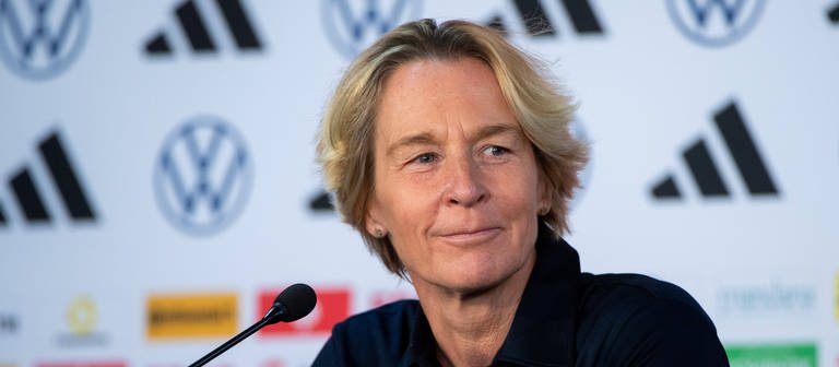 Trotz der verkorksten Weltmeisterschaft will Martina Voss-Tecklenburg weitermachen und sich mit den DFB-Frauen für die Olympischen Spiele 2024 qualifizieren. (Foto: SWR DASDING, IMAGO / Eibner)