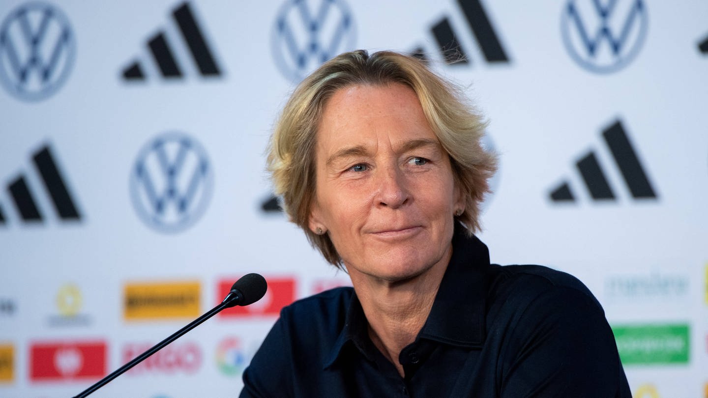 Trotz der verkorksten Weltmeisterschaft will Martina Voss-Tecklenburg weitermachen und sich mit den DFB-Frauen für die Olympischen Spiele 2024 qualifizieren. (Foto: SWR DASDING, IMAGO / Eibner)