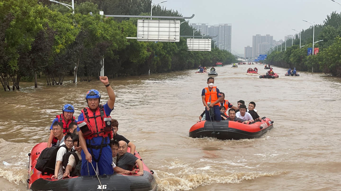 Einwohner werden mit Schlauchbooten durch das Hochwasser in Zhuozhou in der nordchinesischen Provinz Hebei, südlich von Peking, evakuiert. (Foto: dpa Bildfunk, picture alliance/dpa/AP | Andy Wong)