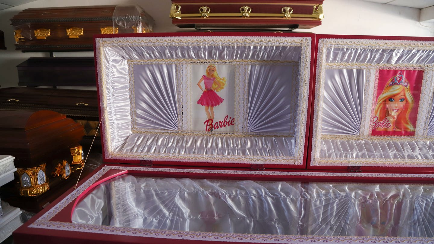 Ein rosafarbener Sarg mit einem Barbie-Motiv wird in einem Beerdigungsinstitut ausgestellt. Laut dem Leiter des Bestattungsunternehmens wurde die Idee als fröhliche Einstimmung auf den Verlust eines geliebten Menschen gut aufgenommen. (Foto: dpa Bildfunk, picture alliance/dpa/AP | Salvador Melendez)