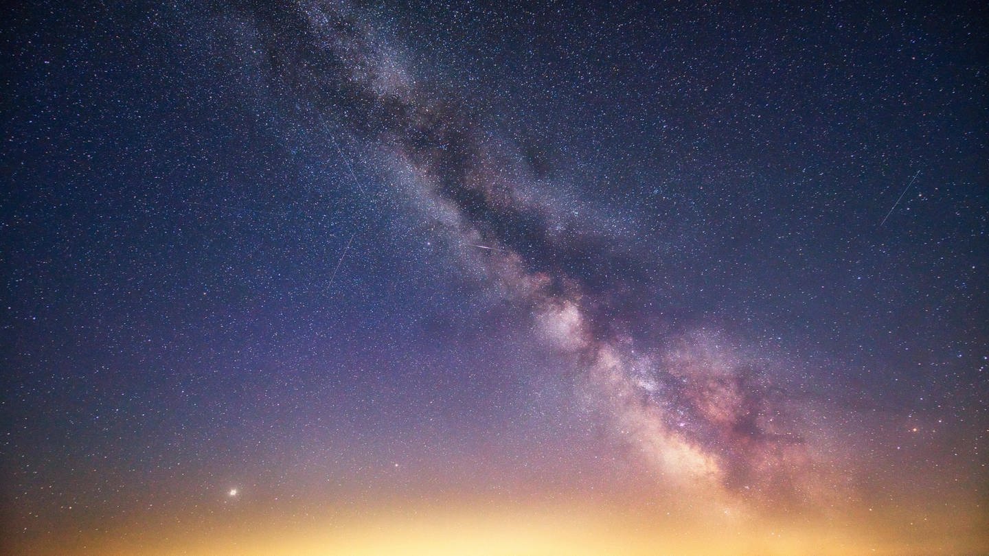 Am Himmel sind mehrere Sternschnuppen zu sehen. In der Nacht von 12. auf 13. August erreicht der Perseidenstrom seinen Höhepunkt. (Foto: IMAGO, IMAGO / imagebroker)