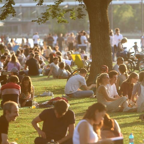 Hitze im Juli: Vor allem in dicht bebaute Städte wie Frankfurt helfen Grünflächen (Foto: IMAGO, IMAGO / Ralph Peters)