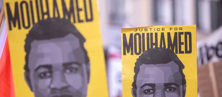 Drei Monate nach dem Tod des Senegalesen Mouhamed DramÃ durch die Dortmunder Polizei in der Dortmunder Nordstadt hat das Aktionsbündnis Mouhamed unter Justice4Mouhamed zu einer Demonstration gegen tödliche Polizeigewalt in Dortmund aufgerufen.  (Foto: IMAGO, IMAGO / Markus Matzel)