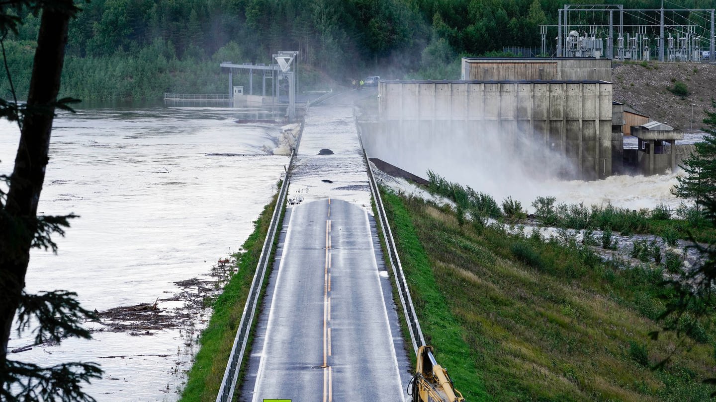 Das Kraftwerk Braskreidfoss. Die extremwetterbedingten Überschwemmungen im Süden von Norwegen haben zu zahlreichen Erdrutschen und zur Evakuierung von Hunderten Menschen geführt. (Foto: dpa Bildfunk, picture alliance/dpa/NTB Scanpix/AP | Cornelius Poppe)