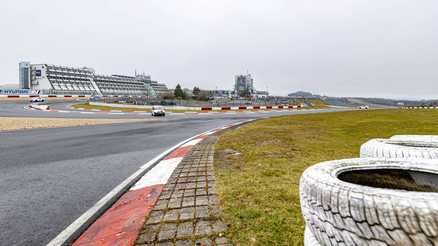 Auf dem Nürburgring in der Eifel sind zwei Menschen bei einer Testfahrt gestorben (Foto: IMAGO, IMAGO / Marc John)