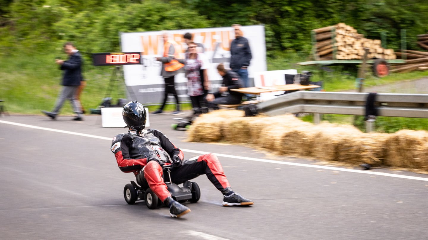Marcel Paul fährt mit seinem E-Bobbycar 148 km/h und stellt damit einen Weltrekord auf (Foto: dpa Bildfunk, Picture Alliance)