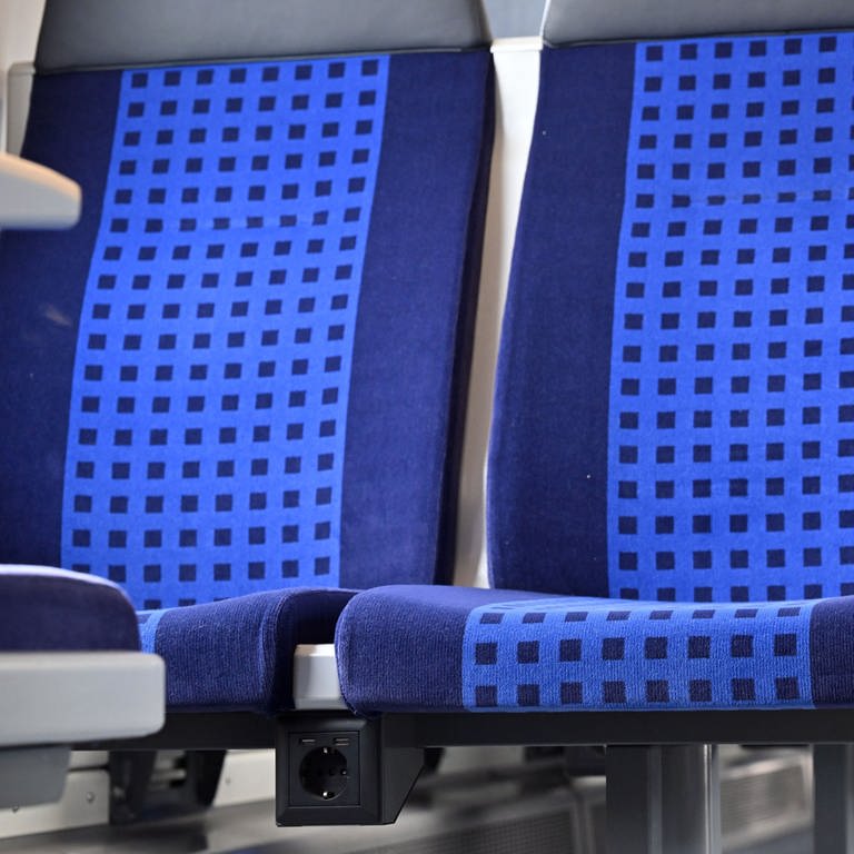 Eine Steckdose in einem Zug. (Foto: dpa Bildfunk, picture alliance/dpa | Martin Schutt (Symbolbild))