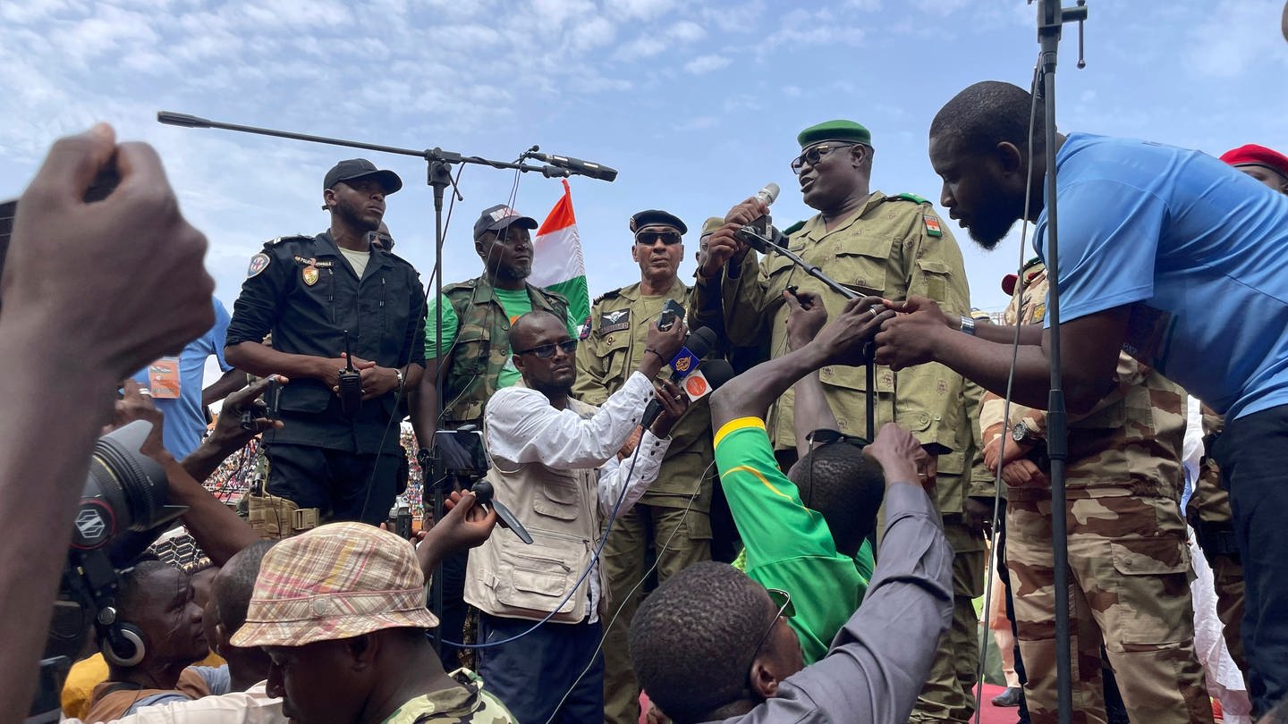 Mohamed Toumba, einer der Soldaten, die den nigrischen Präsidenten Mohamed Bazoum gestürzt haben, spricht zu Anhängern der nigrischen Junta. (Foto: dpa Bildfunk, picture alliance/dpa/AP | Sam Mednick)