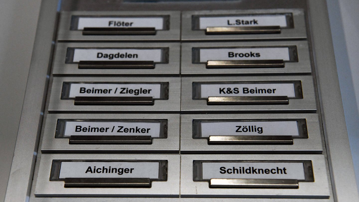 Namen an Klingelschildern - bald könnten hier mehr Doppelnamen stehen, auch ohne Bindestrich. (Foto: IMAGO, IMAGO / sepp spiegl)