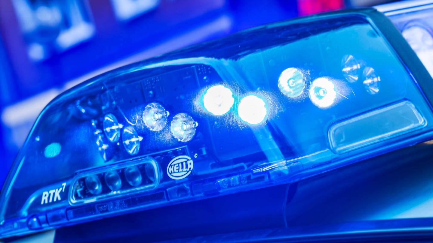 Blaulicht bei Polizeieinsatz in Deutschland. In der Region wurden zwei Einbrecher geschnappt. Sie könnten mehrere Einbrüche in unter anderem Tübingen und Sigmaringen begangen haben. (Foto: IMAGO, IMAGO / Wolfgang Maria Weber)