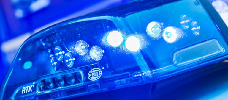 Blaulicht bei Polizeieinsatz in Deutschland. In der Region wurden zwei Einbrecher geschnappt. Sie könnten mehrere Einbrüche in unter anderem Tübingen und Sigmaringen begangen haben. (Foto: IMAGO, IMAGO / Wolfgang Maria Weber)
