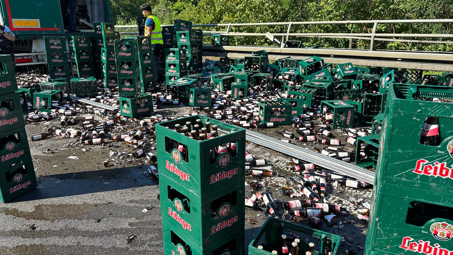 Ein Lkw hat in Ravensburg Hunderte Kisten Bier verloren. (Foto: David Pichler)