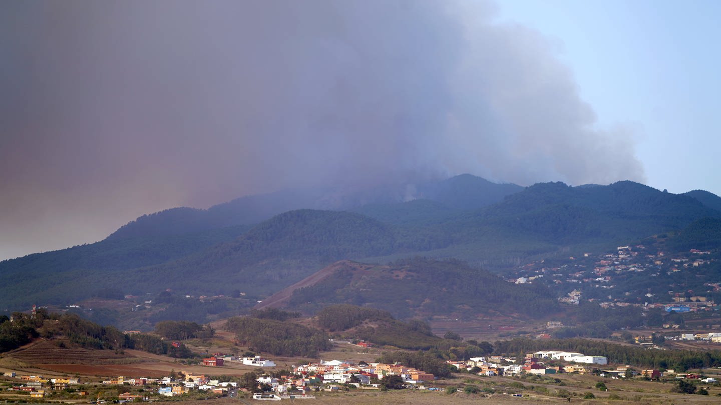Rauch steigt aus einem Waldbrand von San Cristobal de La Laguna aus gesehen. In der Nacht brach auf Teneriffa zwischen den Städten Candelaria und Arafo ein Waldbrand aus. (Foto: dpa Bildfunk, picture alliance/dpa/EUROPA PRESS | Europa Press)